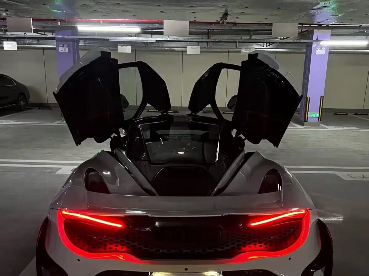 Photo 2 - McLaren 720S