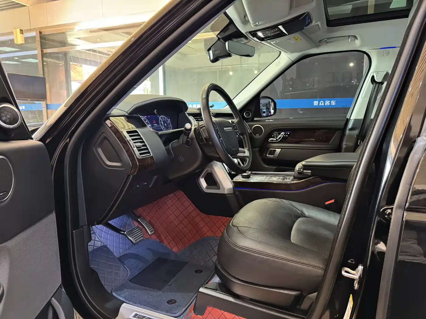 Land Rover Range Rover 2020 3.0 L6 Heritage Extended Edition фото 6