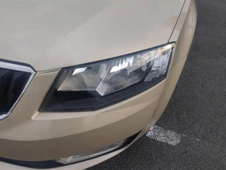 Škoda Octavia 2015 1.6L Manual逸杰版 фото 5