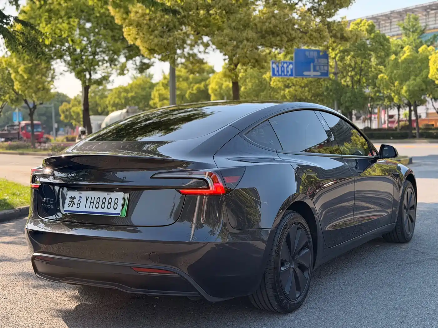 TESLA MODEL 3
