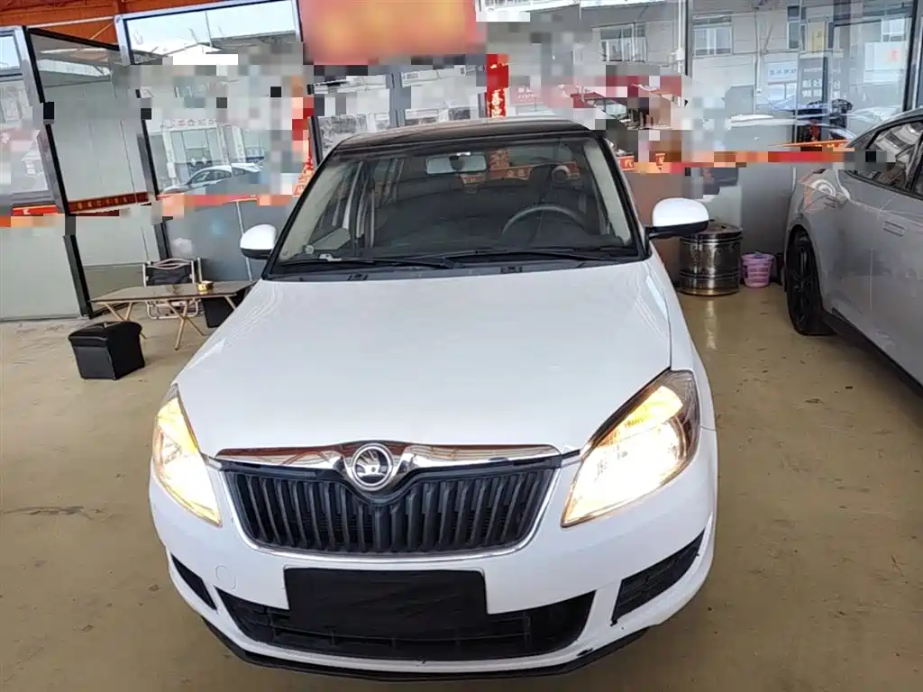 Škoda Fabia 2014 1.4L Automatic Crystal Edition фото 3