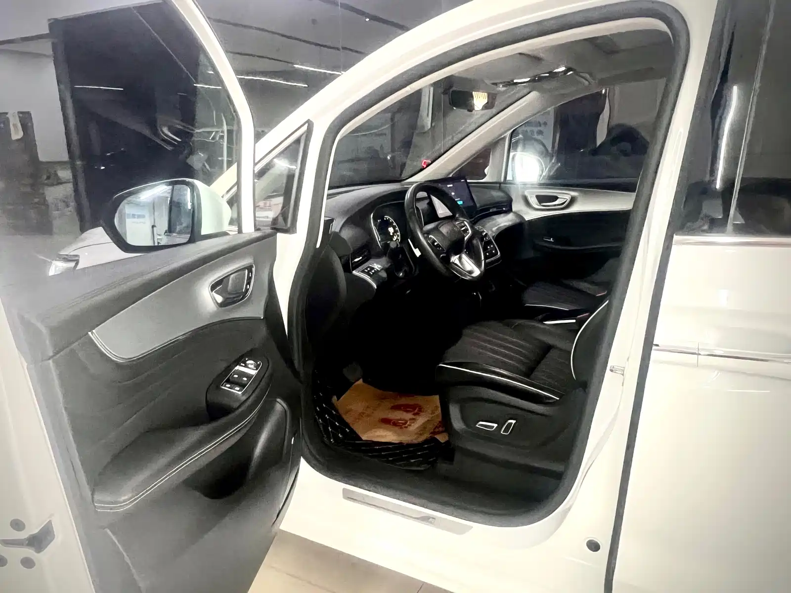 Фото 9 - Roewe iMAX8