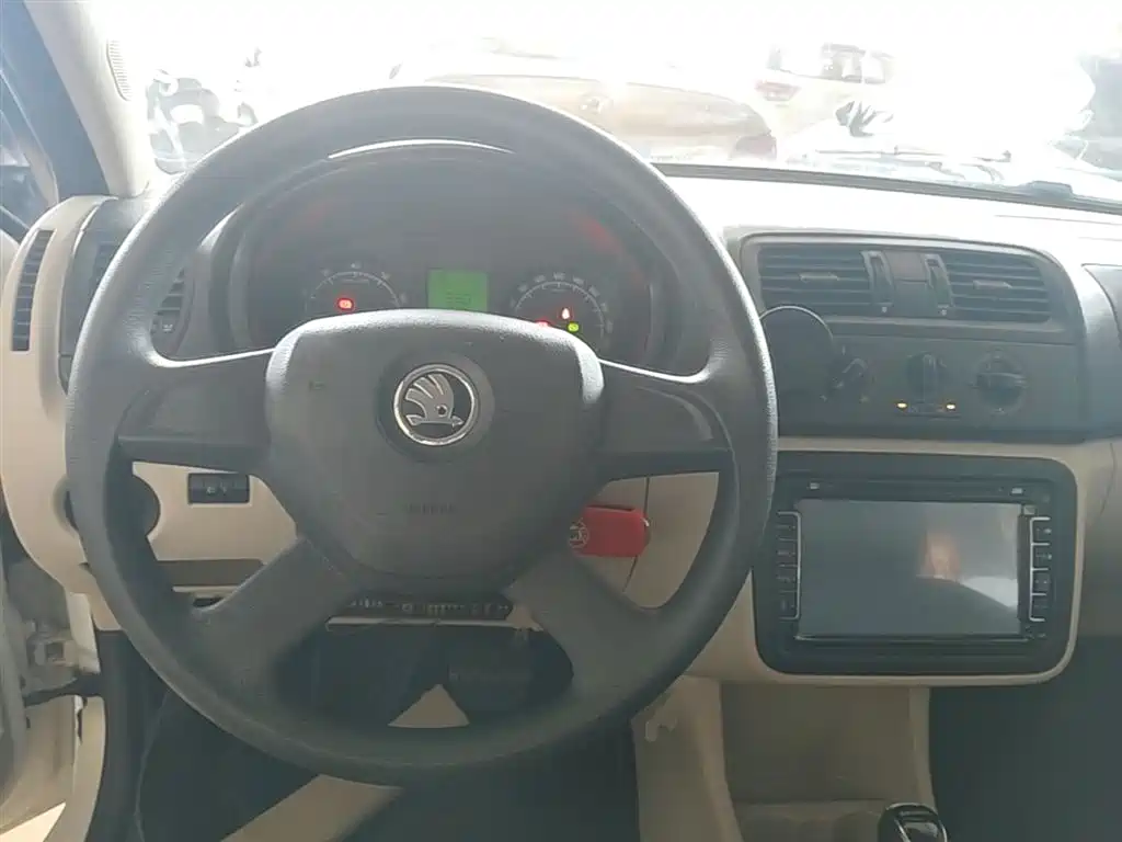 Škoda Fabia 2014 1.4L Automatic Crystal Edition фото 10