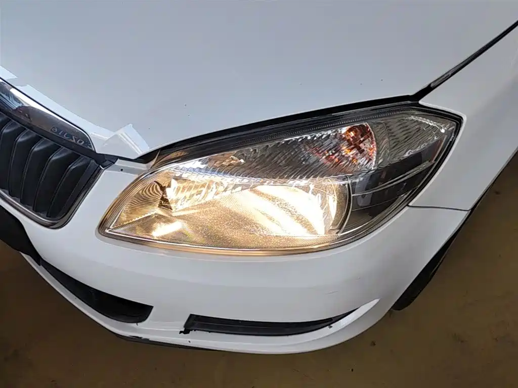 Škoda Fabia 2014 1.4L Automatic Crystal Edition фото 24