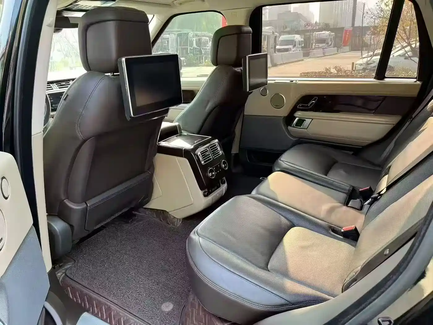 Land Rover Range Rover 2020 3.0 L6 Heritage Extended Edition фото 7