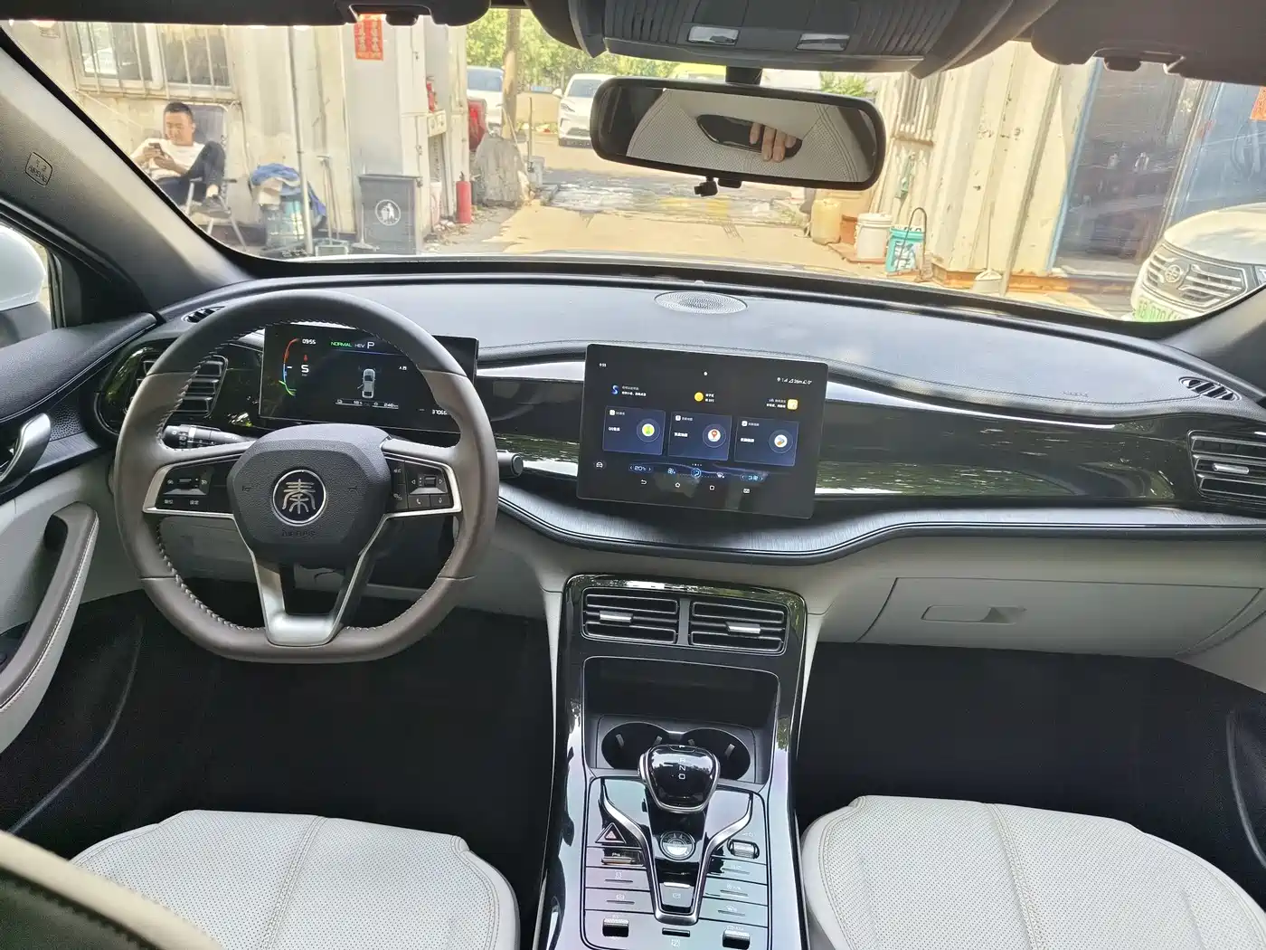 BYD Qin PLUS 2024 Glory Edition DM-i 55KM Leading фото 6