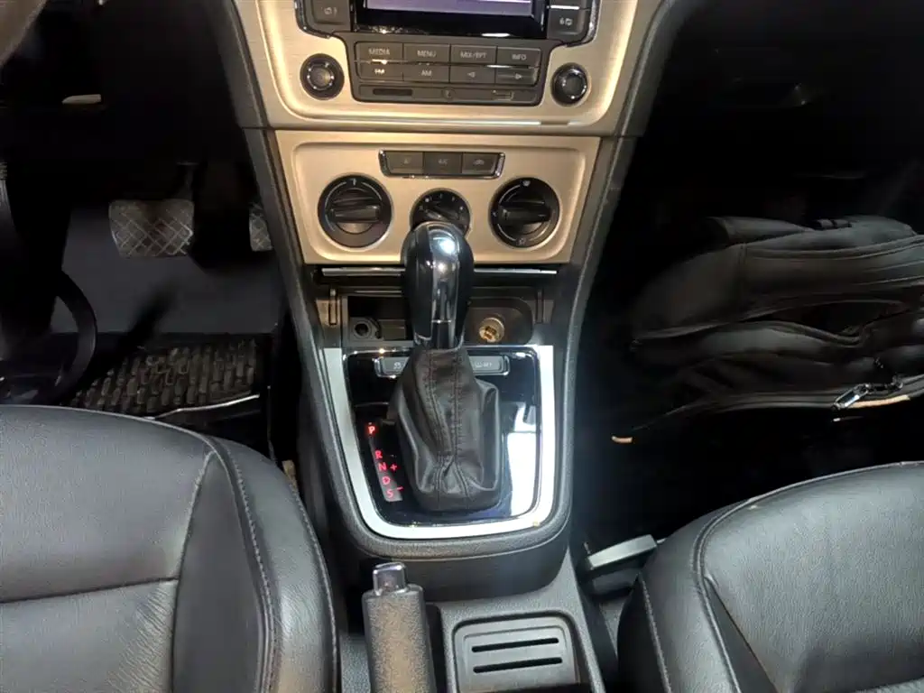 Volkswagen Lavida 2013 Facelift Classic 1.6L Automatic Comfort фото 14