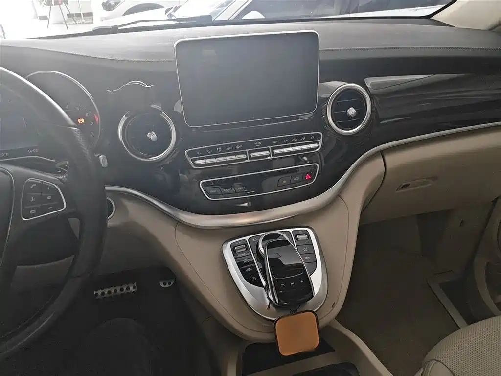 Mercedes-Benz V-Class 2017 Model V 260 L Premium Extended Edition фото 19