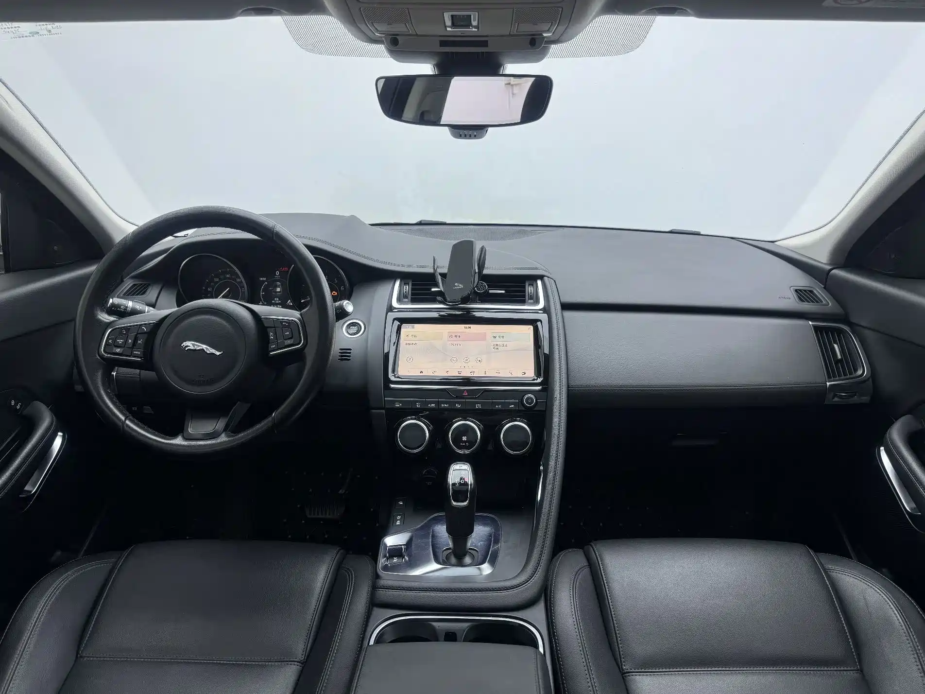 Фото 4 - Jaguar E-PACE