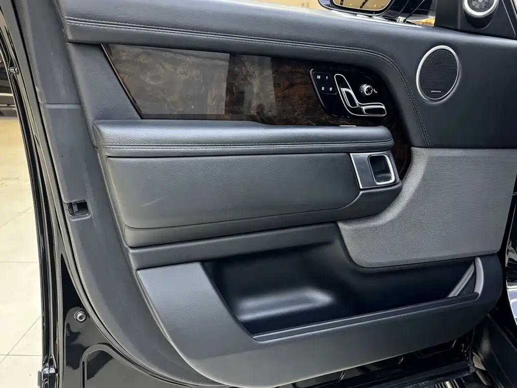 Land Rover Range Rover 2021 3.0 L6 Golden Age Edition фото 9