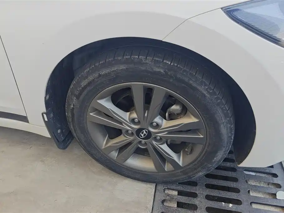 Hyundai Elantra 2016 1.6L Manual Smart·Youth Edition фото 6