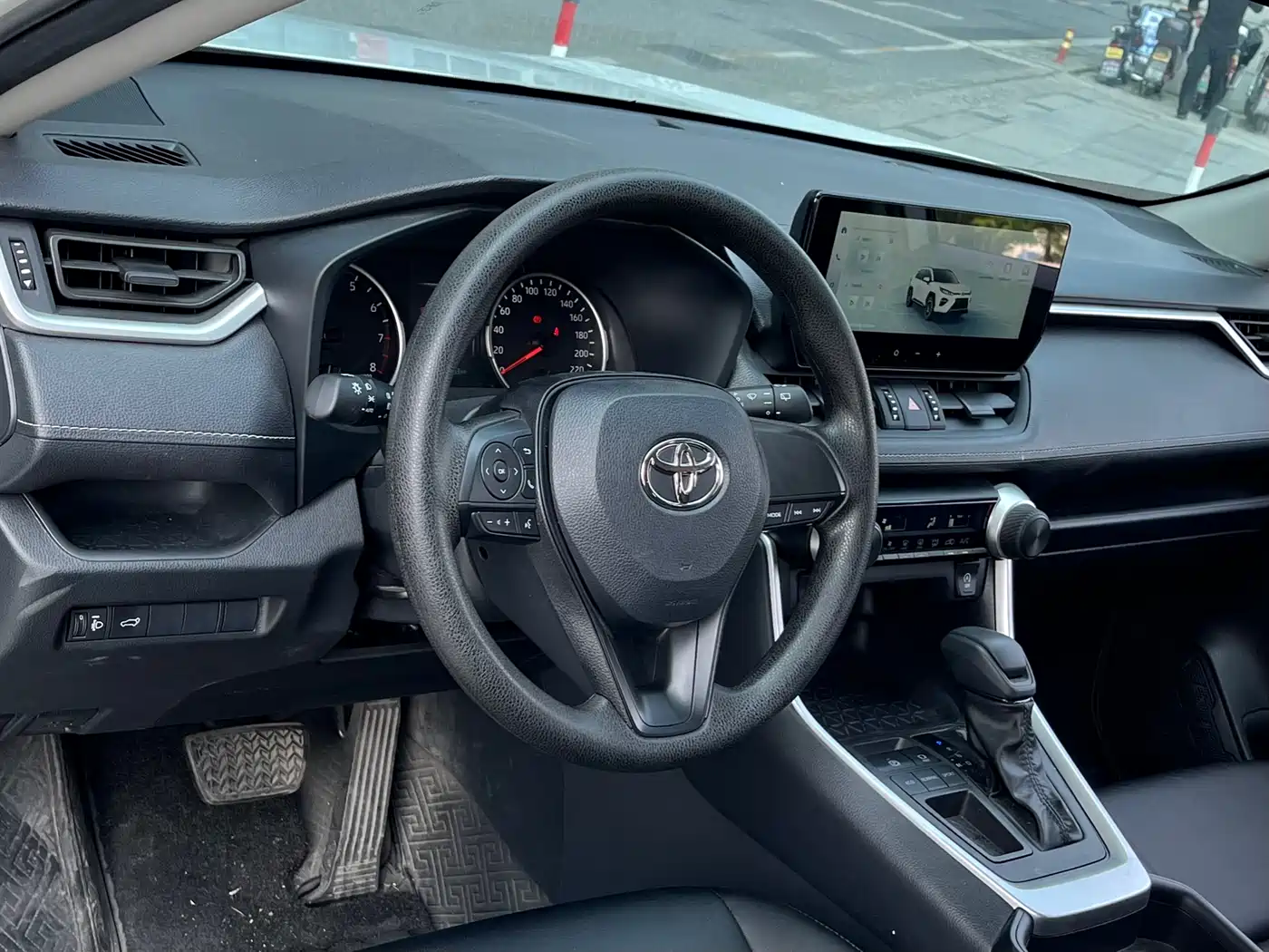 Toyota Wildlander 2023 2.0L CVT FWD LE фото 11