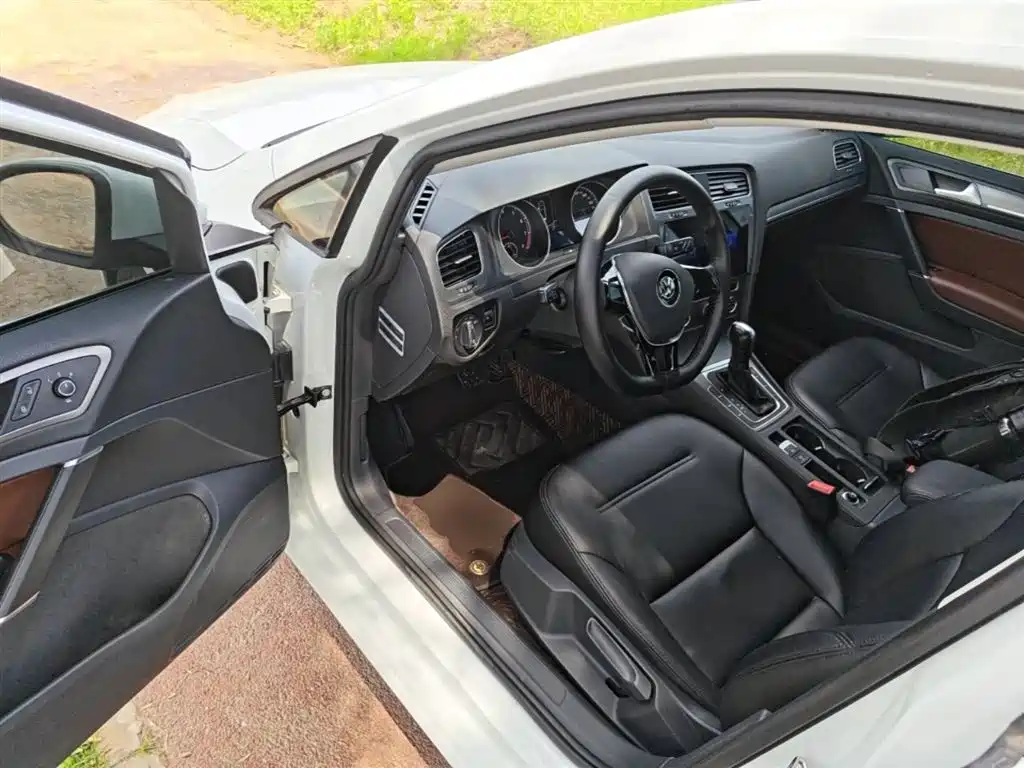 Volkswagen Golf 2015 1.6L Automatic Comfort фото 16