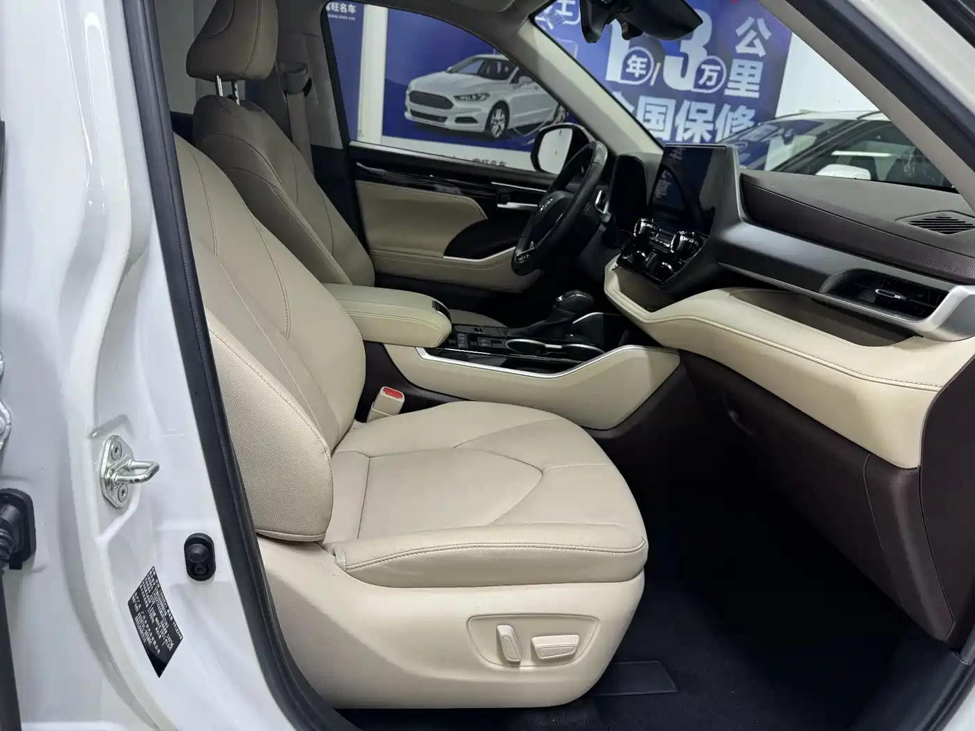 Toyota Highlander 2022 Model Dual Engine 2.5L 4WD Premium Edition 7-Seater фото 9