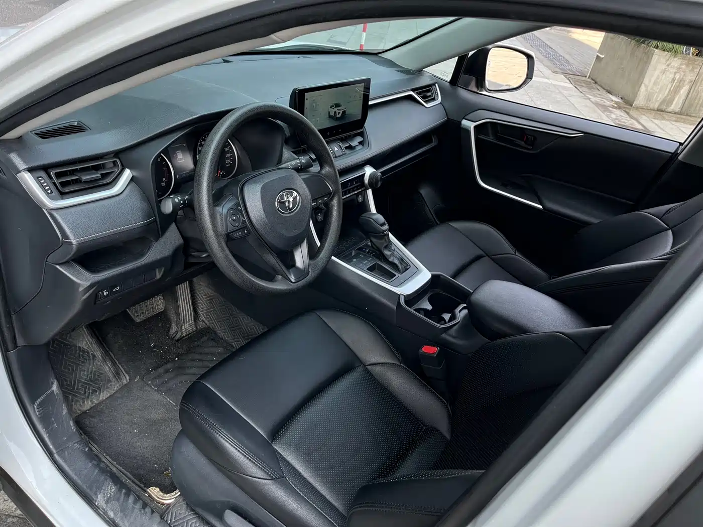 Toyota Wildlander 2023 2.0L CVT FWD LE фото 12