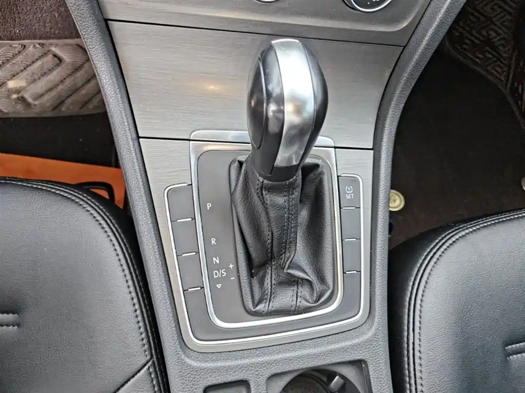 Volkswagen Golf 2015 1.6L Automatic Comfort фото 14