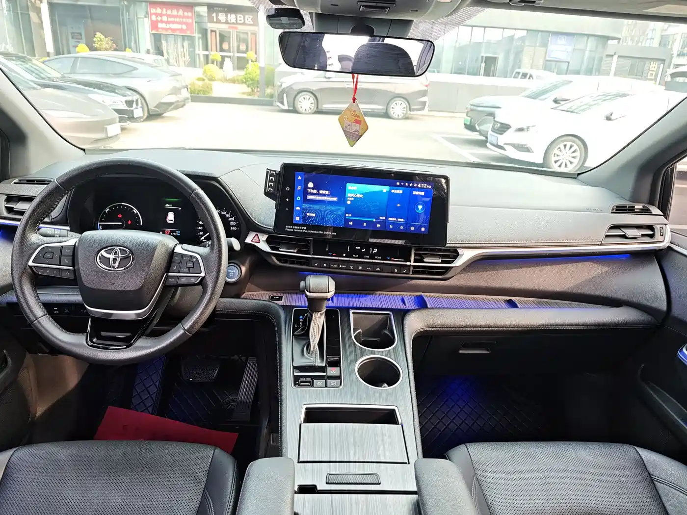 Toyota Sienna 2023 2.5L Hybrid Premium Edition фото 13