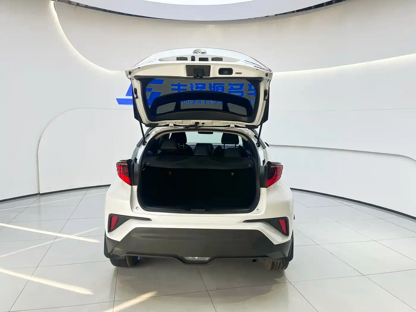 Toyota C-HR 2021 Dual Engine 2.0L E-CVT Luxury Edition фото 6