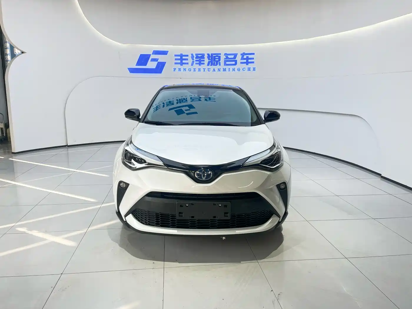 Toyota C-HR 2021 Dual Engine 2.0L E-CVT Luxury Edition фото 3