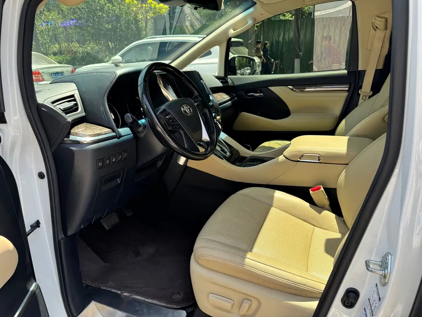 Toyota Alphard 2020 Hybrid 2.5L Premium Edition фото 7