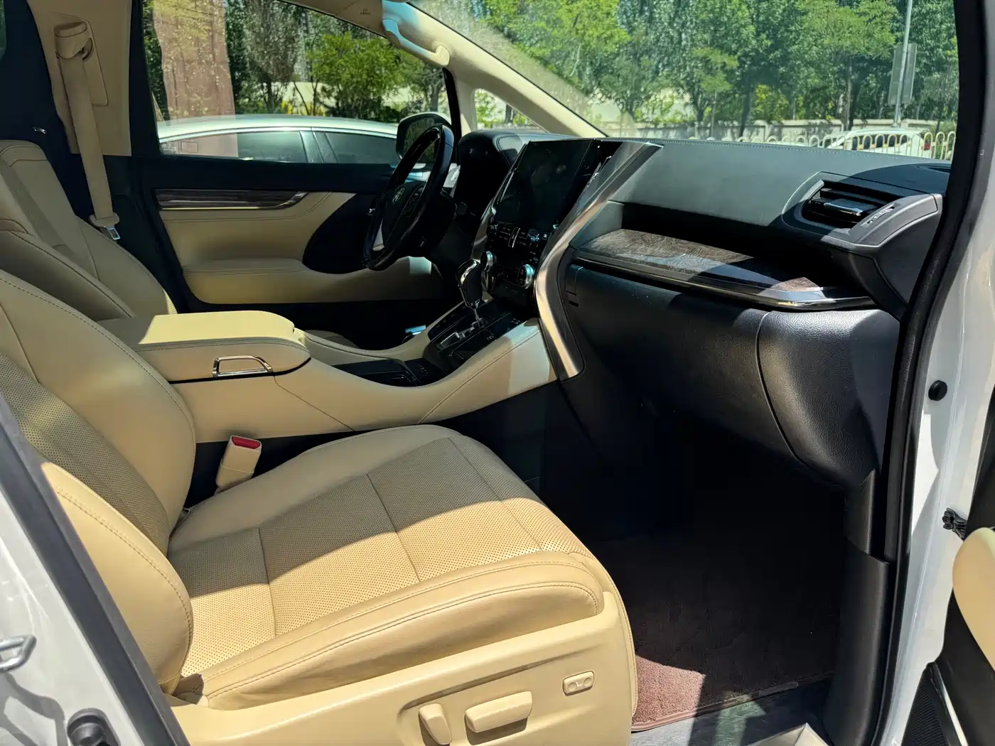 Toyota Alphard 2020 Hybrid 2.5L Premium Edition фото 9