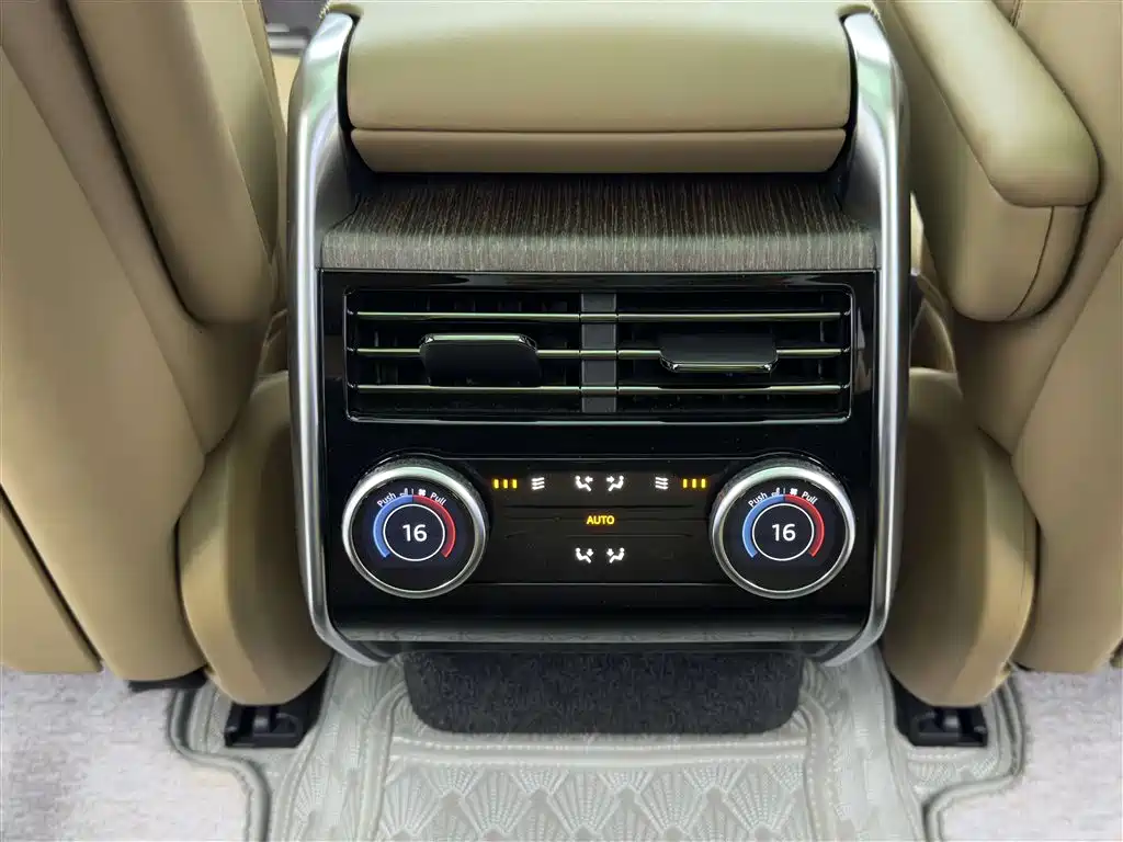 Land Rover Range Rover 2023 3.0 L6 360PS Golden Age Edition фото 11