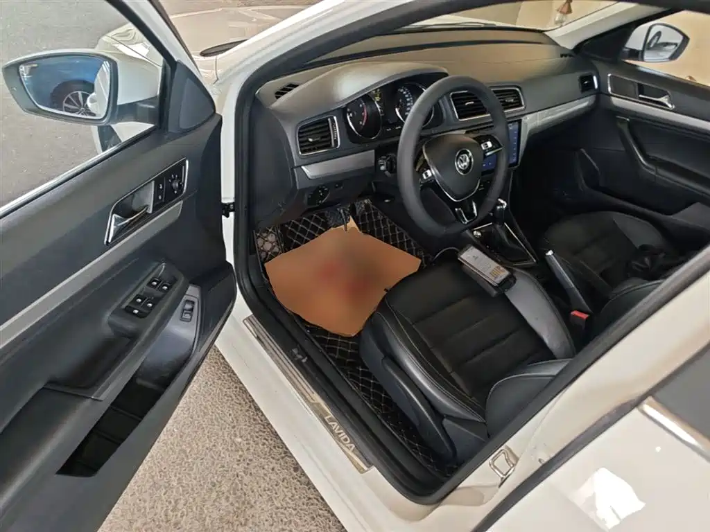 Volkswagen Lavida 2017 1.6L Automatic Comfort Edition фото 16