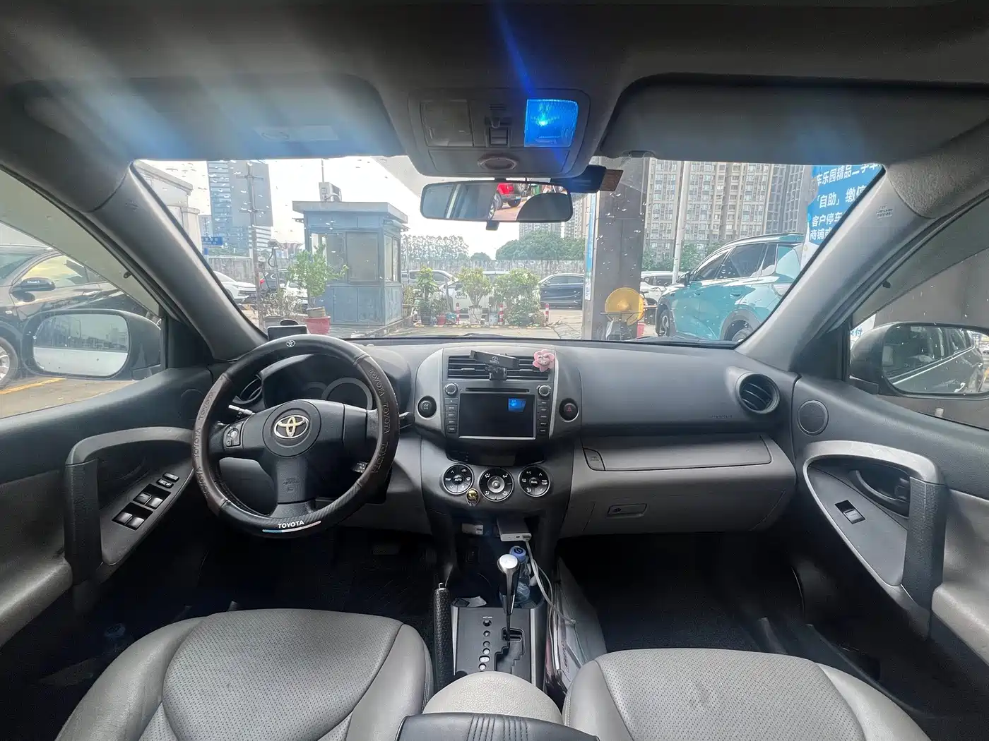 Photo 5 - Toyota RAV4