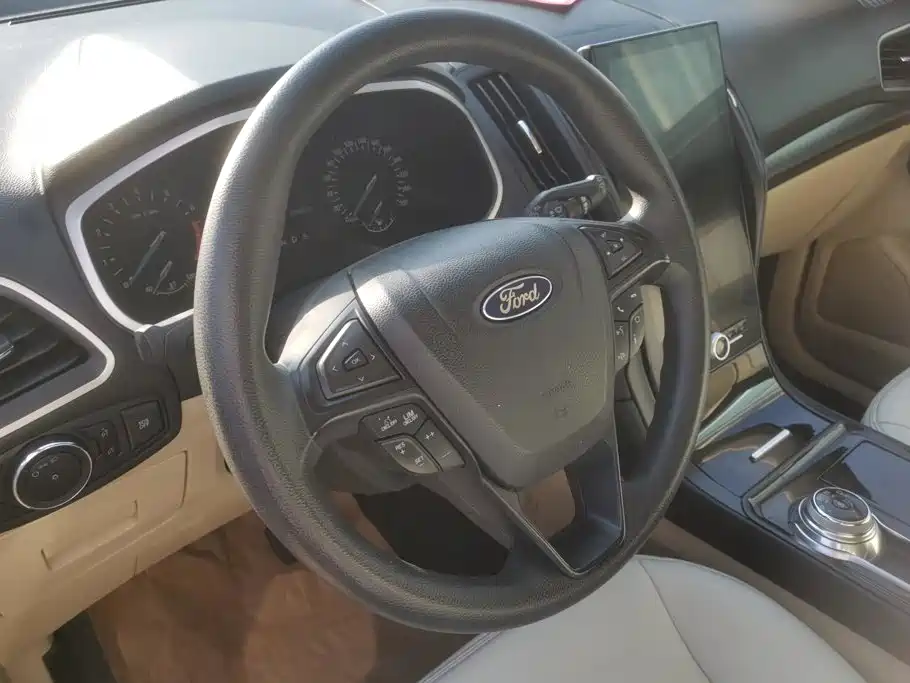 Фото 15 - Ford Edge