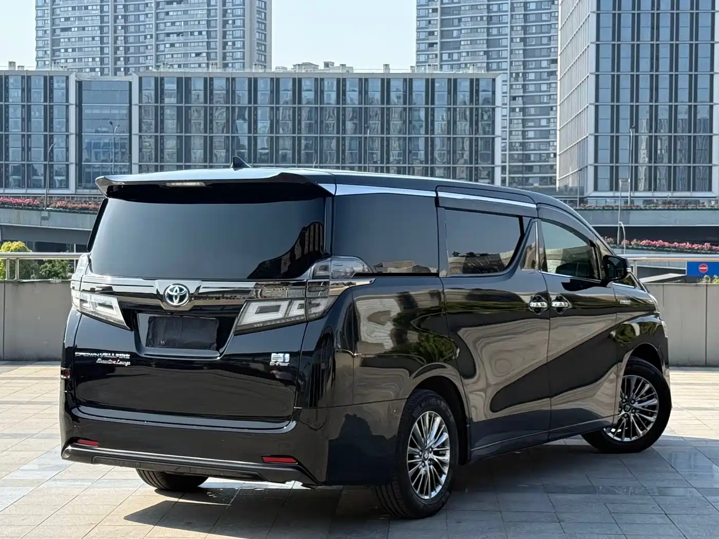 Toyota Vellfire 2021 Crown Hybrid 2.5L HV Premium Edition фото 18