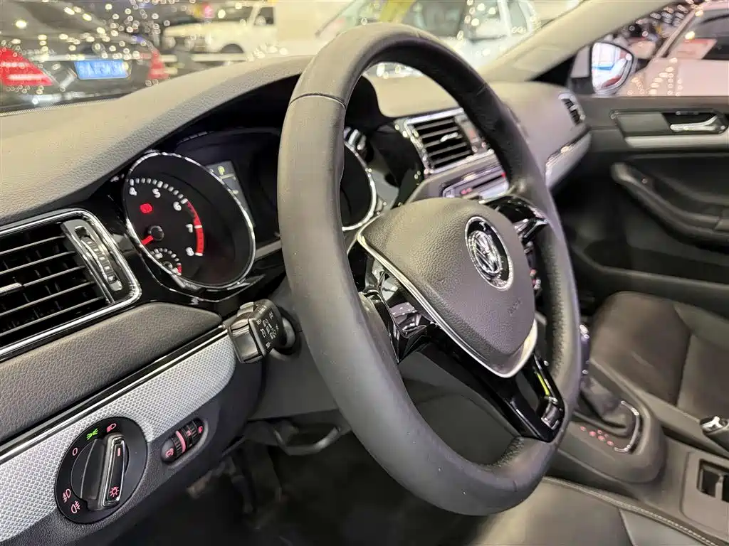 Volkswagen Sagitar 2015 230TSI Automatic Comfort фото 14