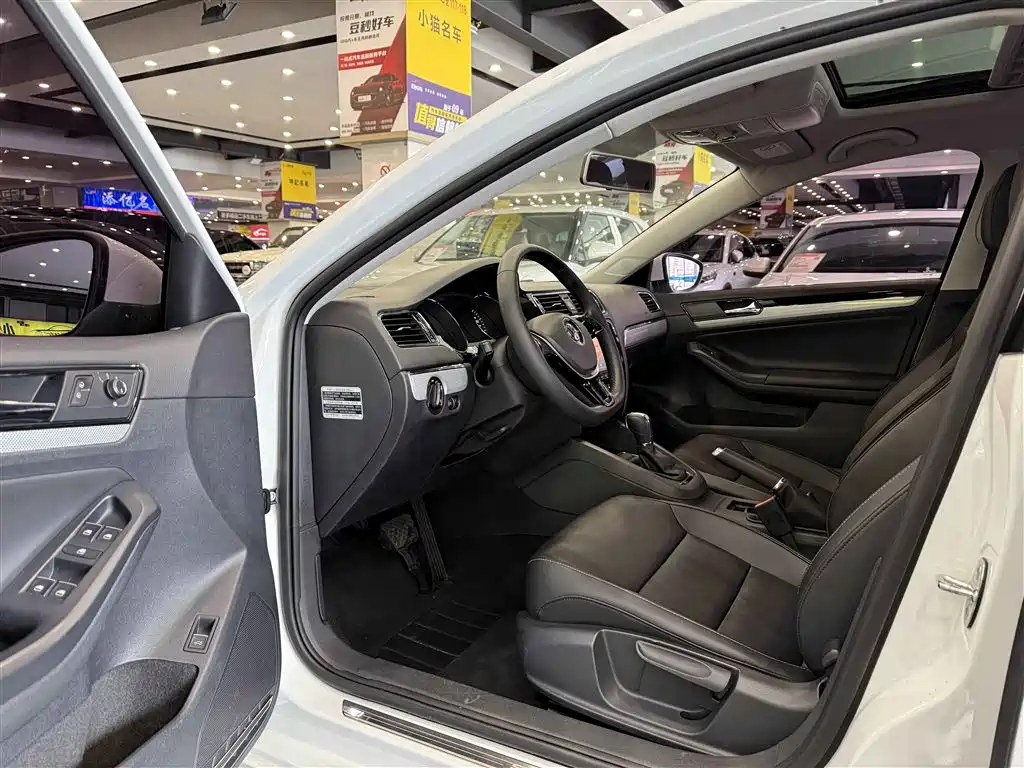 Volkswagen Sagitar 2015 230TSI Automatic Comfort фото 4