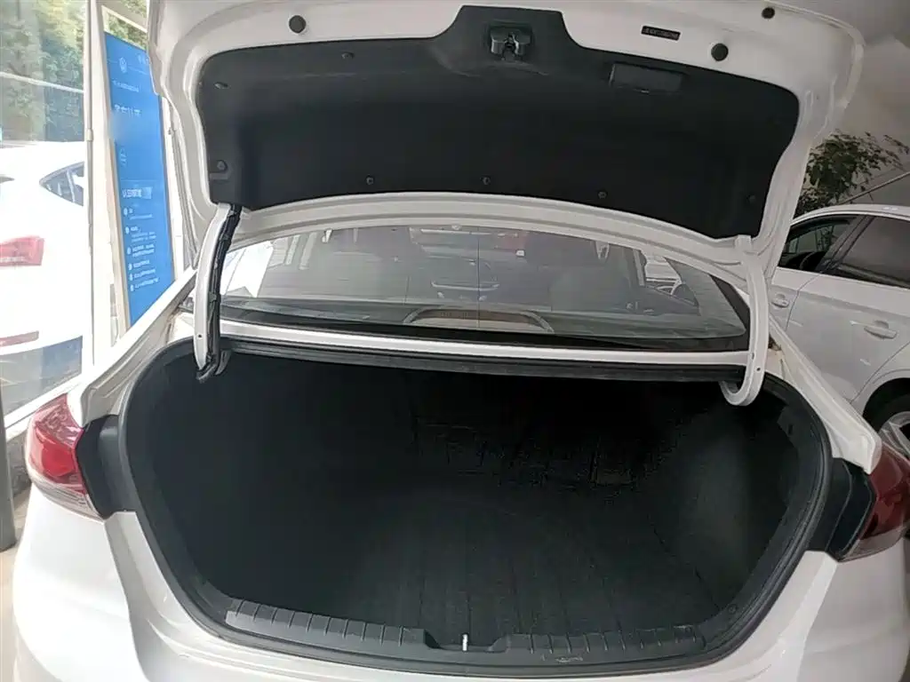 Hyundai Elantra 2016 1.6L Manual Smart & Vibrant Model фото 19