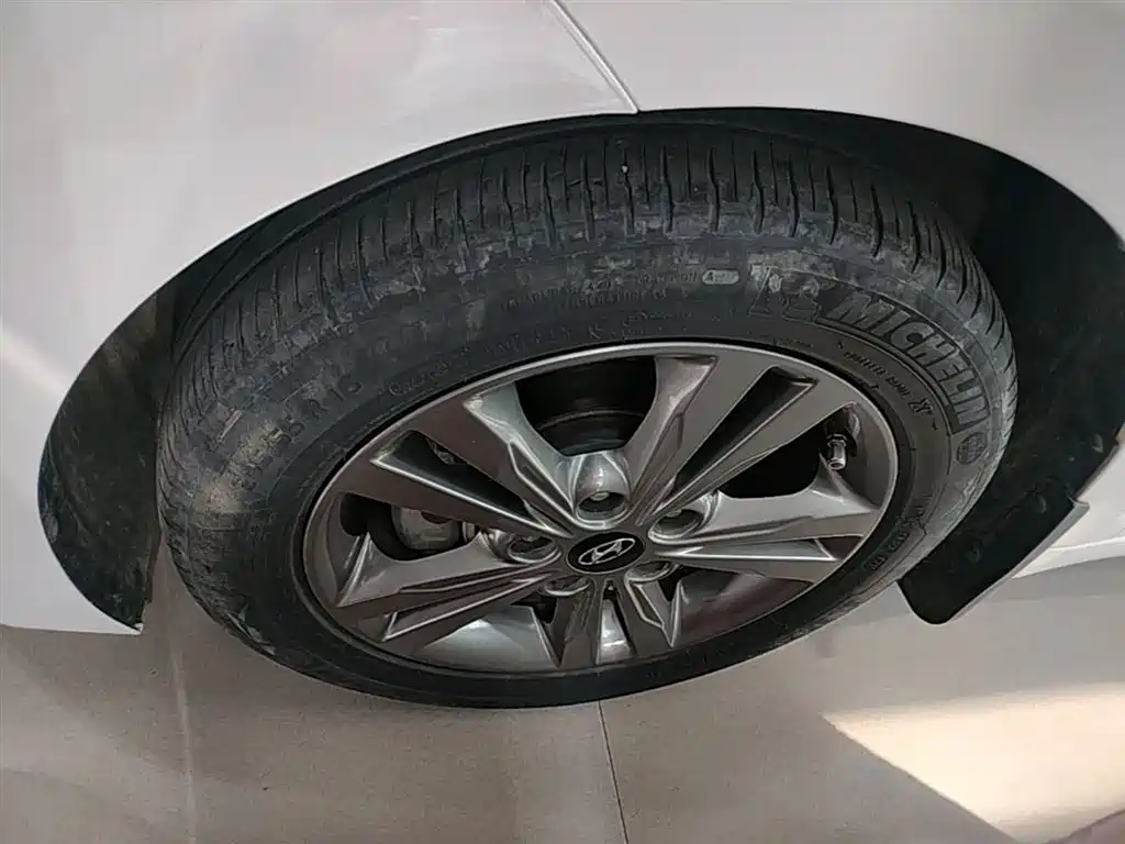 Hyundai Elantra 2016 1.6L Manual Smart & Vibrant Model фото 23