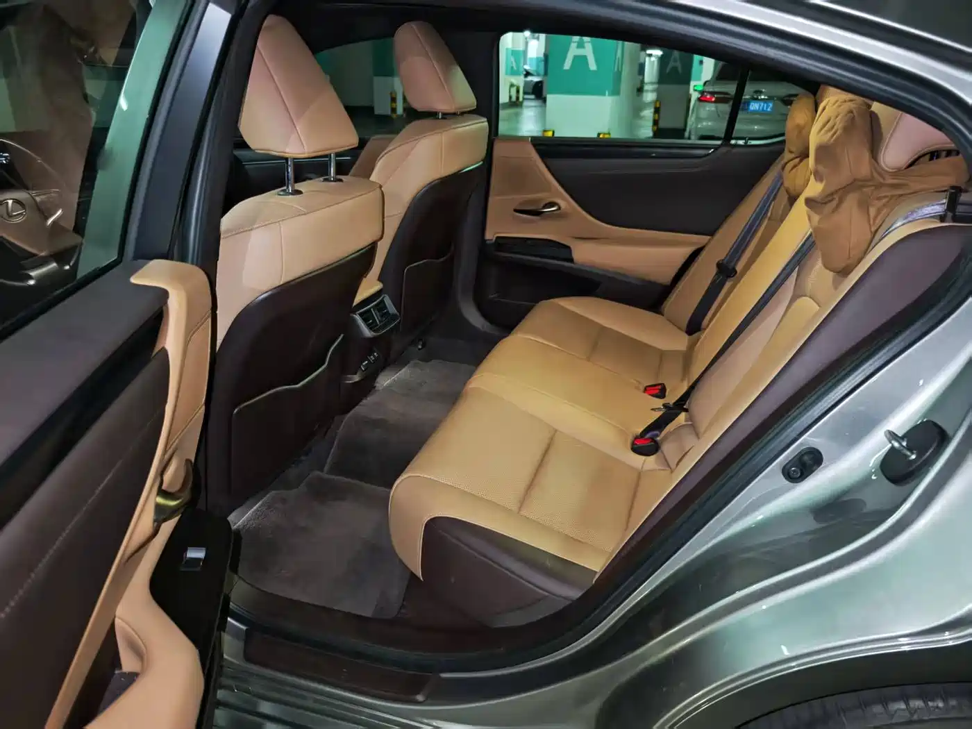 Photo 8 - Lexus ES