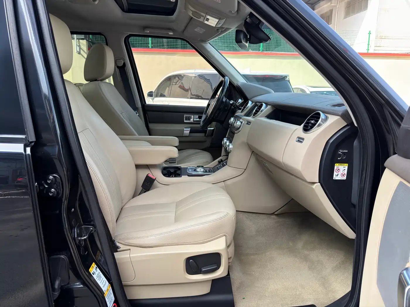 Land Rover Discovery 2015 3.0 SC V6 SE фото 13