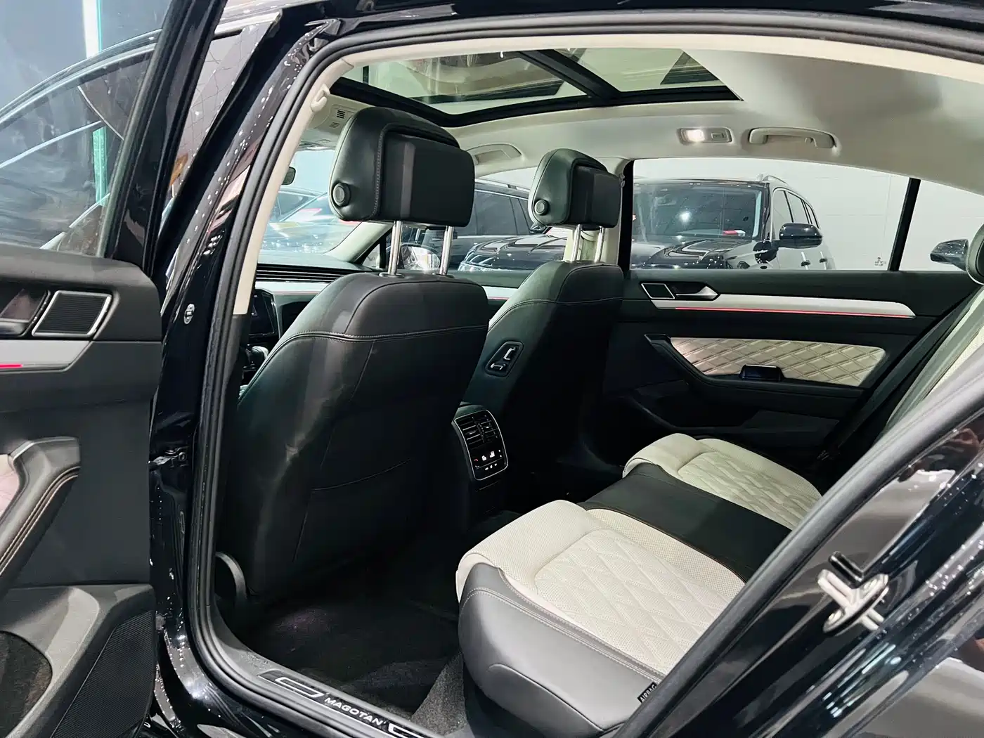 Volkswagen Magotan 2023 Model 2 Million Commemorative Edition 330TSI DSG Luxury фото 6