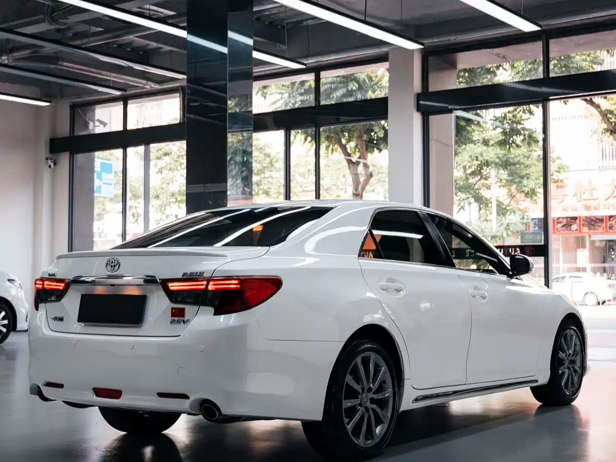 Toyota Reiz 2013 2.5V Shangrui Navigation Edition фото 3