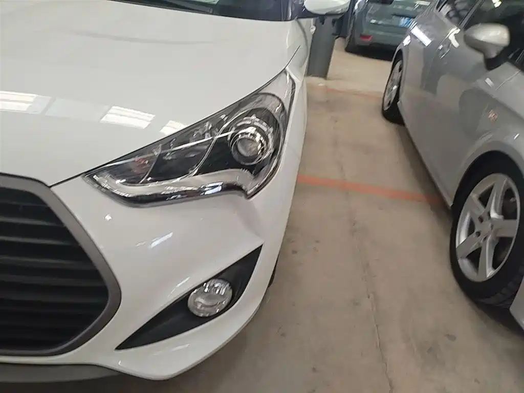 Hyundai Veloster 2015 1.6T Automatic Luxury Edition фото 24