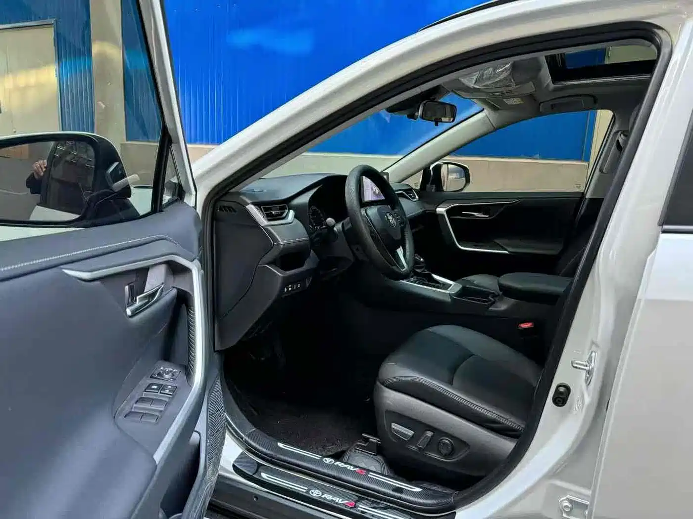 Toyota RAV4 Rongfang 2023 2.0L CVT 2WD 20th Anniversary Platinum Edition фото 6