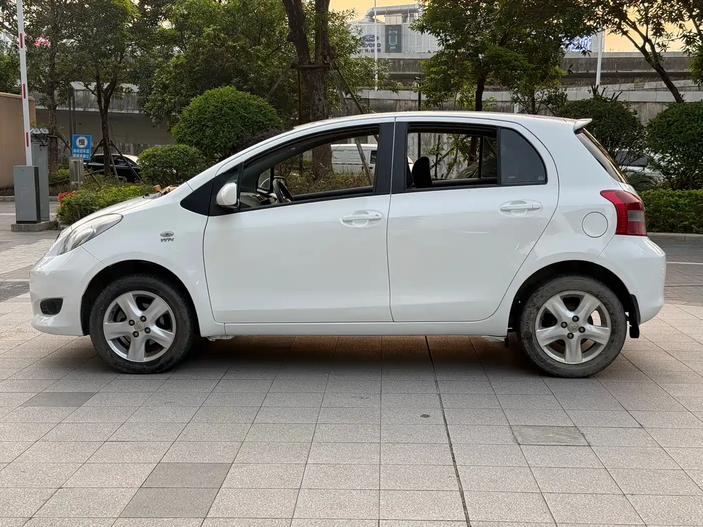 Toyota Yaris 2011 1.6G Auto Dynamic Edition фото 4