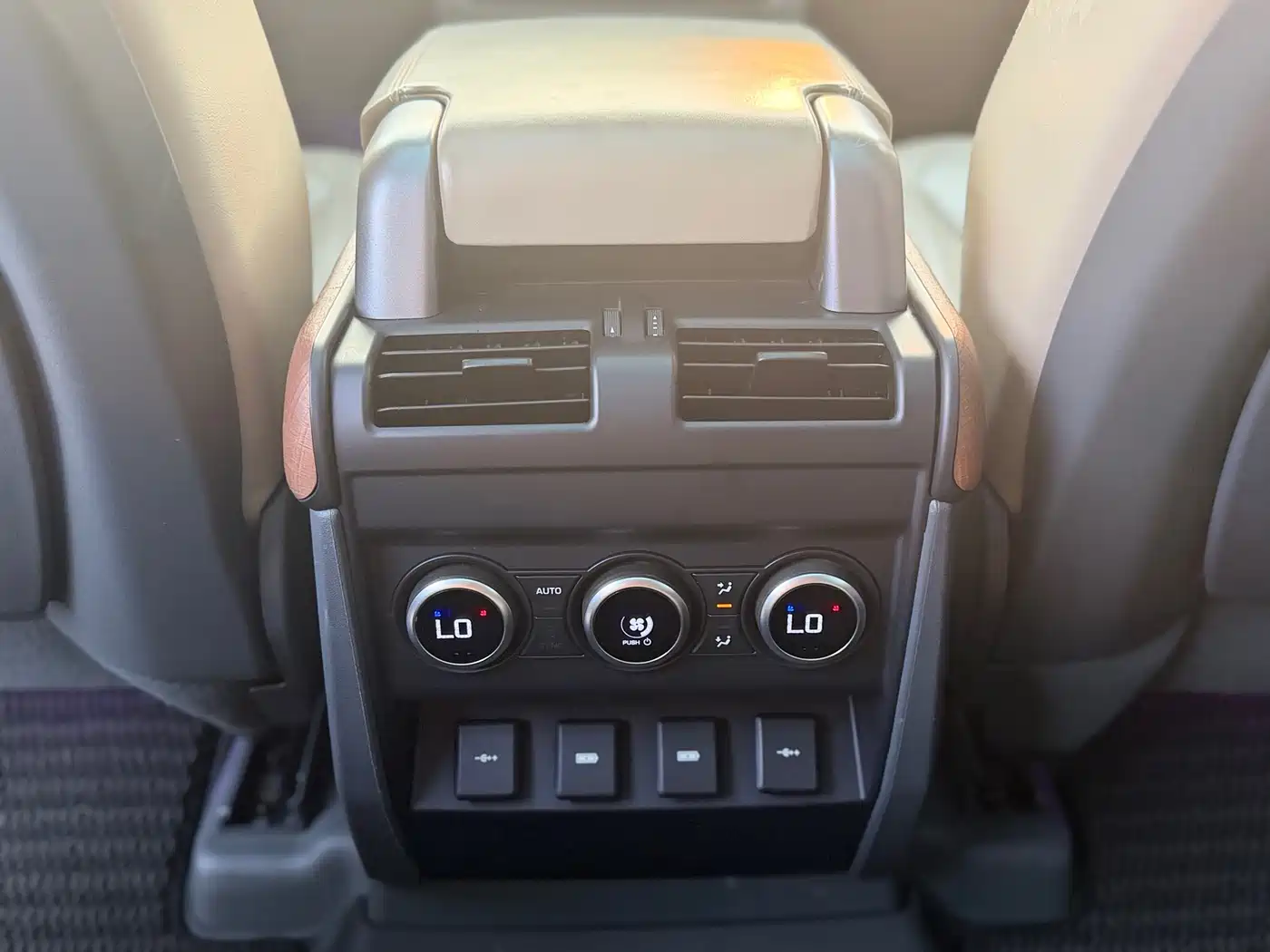 Land Rover Defender 2020 Model 110 P400 HSE фото 11