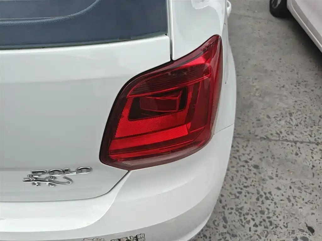 Volkswagen Polo 2016 1.4L Automatic Trend фото 8