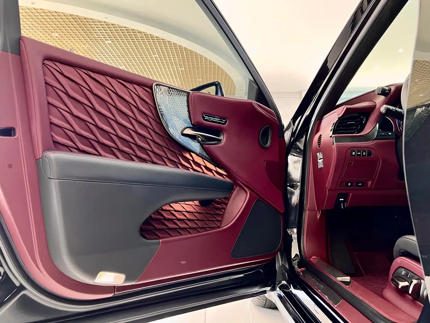 Lexus LS 2021 500h Executive Edition фото 22