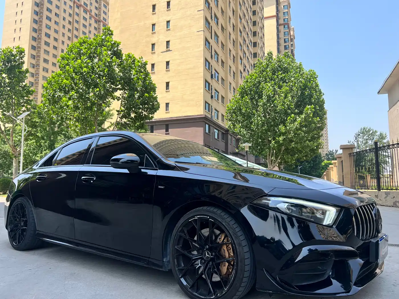 Mercedes-Benz A-Class AMG 2021 AMG A 35 L 4MATIC Blazing Night Special Edition фото 3