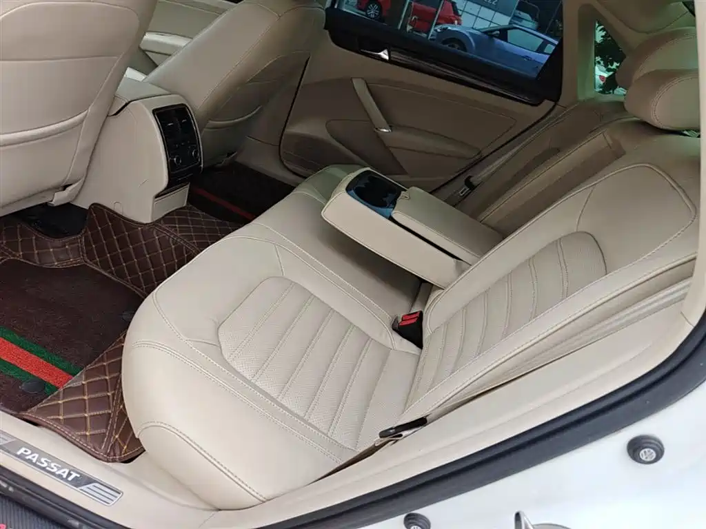 Volkswagen Passat 2014 1.8TSI DSG Executive Edition фото 17