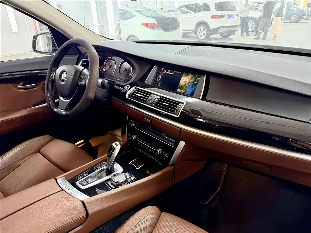 BMW 5 Series GT 2015 535i xDrive фото 13