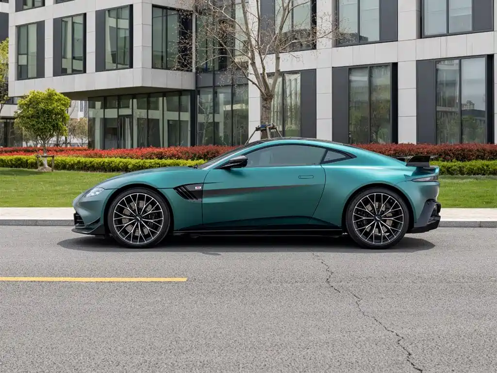 ASTON MARTIN V8 VANTAGE