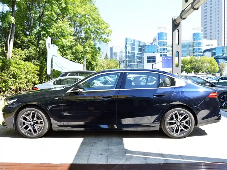 2025 BMW i5