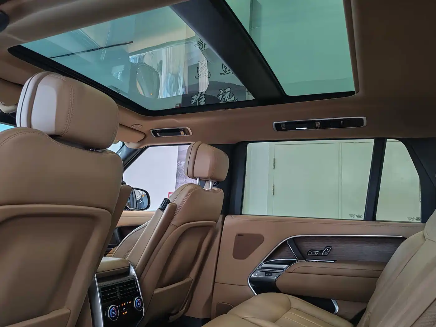 Land Rover Range Rover 2023 3.0 L6 400PS Golden Age 7-Seater Long Wheelbase фото 18